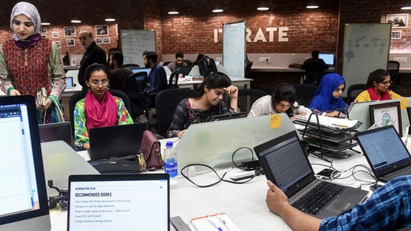 Desbloqueando Potencial: Por qué la Alfabetización Digital es Clave para el Futuro Económico de Pakistán.