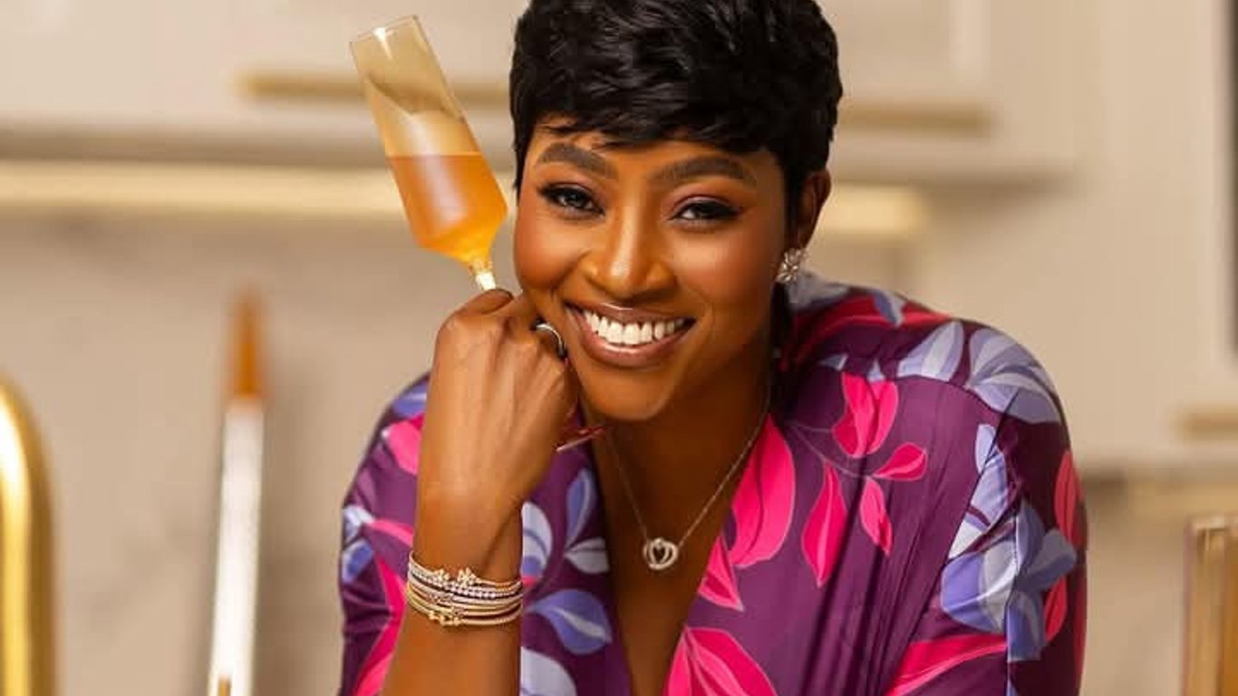 Cookie Tee redefine la elegancia con una impresionante simplicidad y una confianza sin esfuerzo.