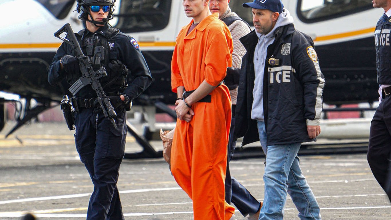 La Cultura Sneaker se Encuentra con el Drama Judicial: Los Air Jordans del Oficial Roban el Protagonismo en JFK