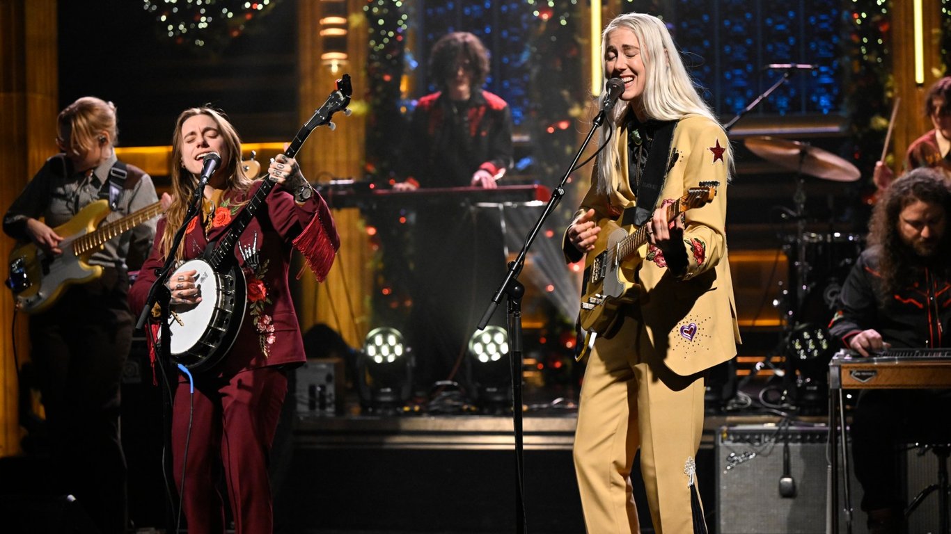 Julien Baker y Torres encienden The Tonight Show con un nuevo sencillo y la emoción de su gira.