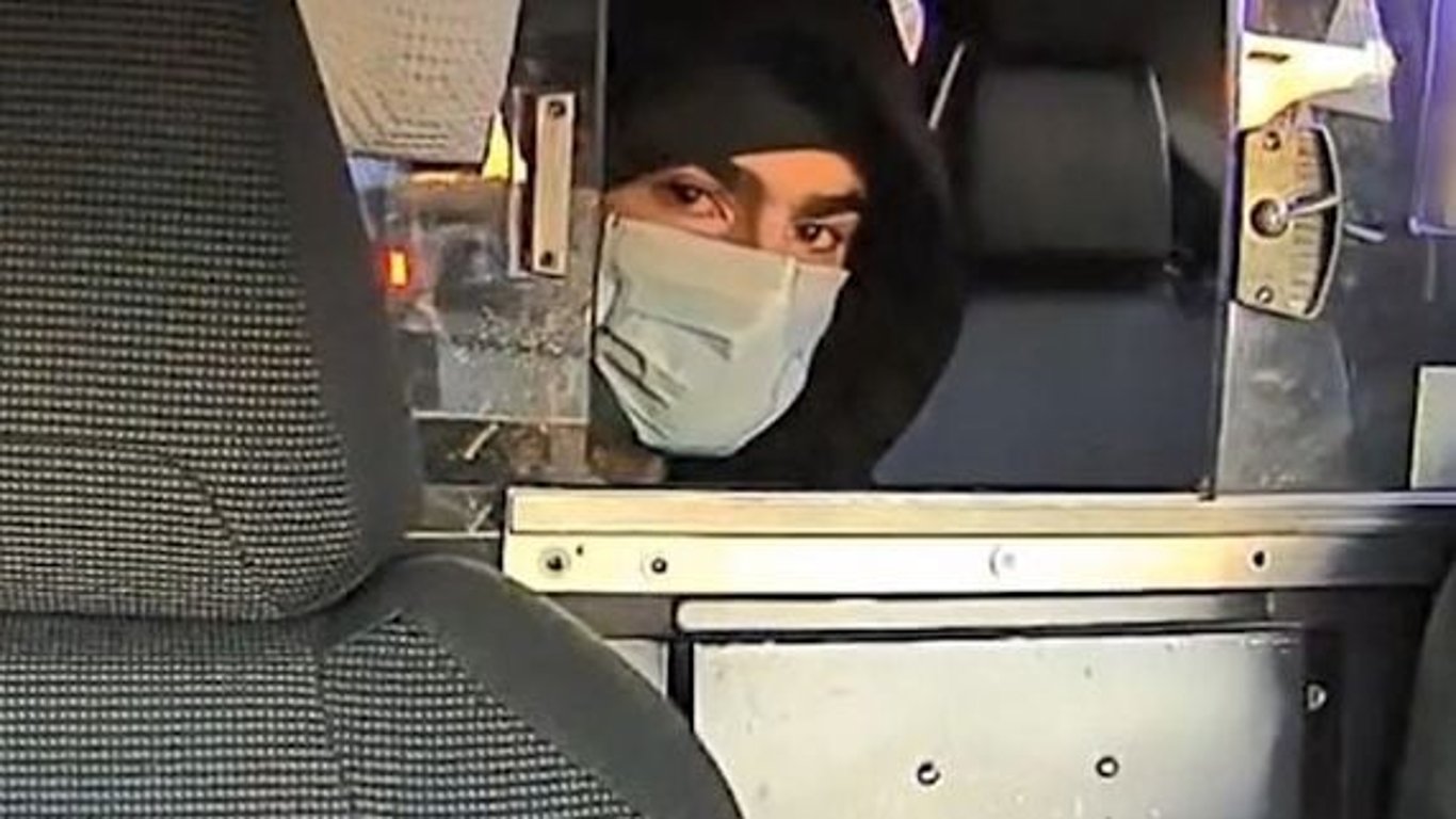 Asesinato de CEO desvela la compleja vida del sospechoso con una preocupante obsesión en línea.