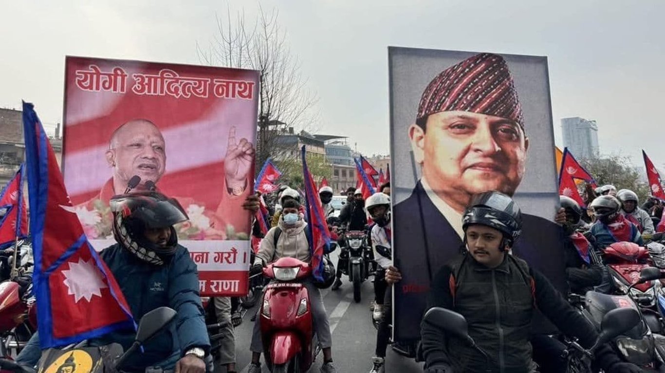 Las tensiones aumentan en Nepal a medida que una manifestación pro-monárquica provoca una protesta por la influencia india.