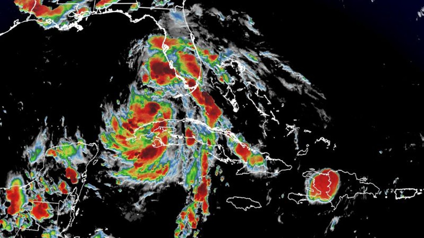 Debby se intensifica en el Golfo y Florida se prepara para su llegada peligrosa