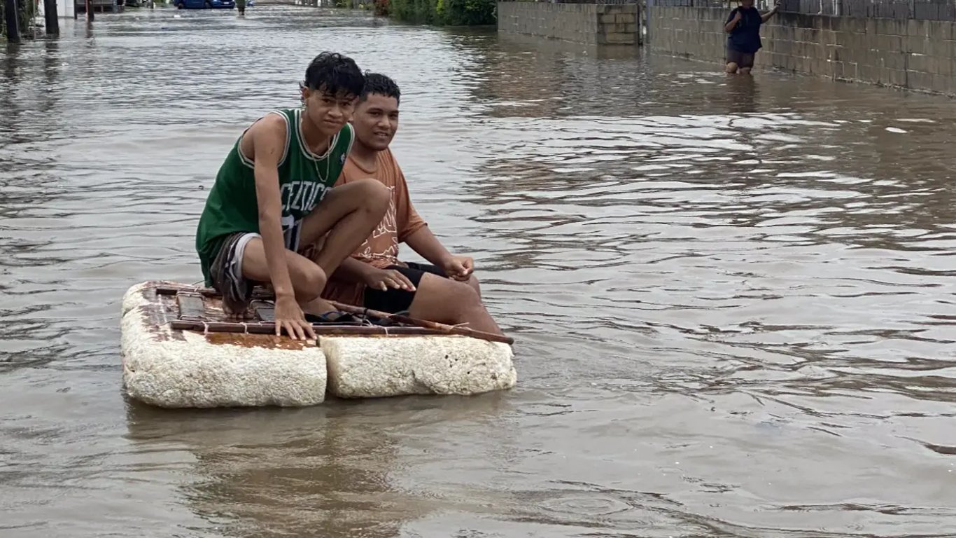 Inundaciones severas golpean Apia mientras las fuertes lluvias provocan una advertencia meteorológica a nivel nacional.