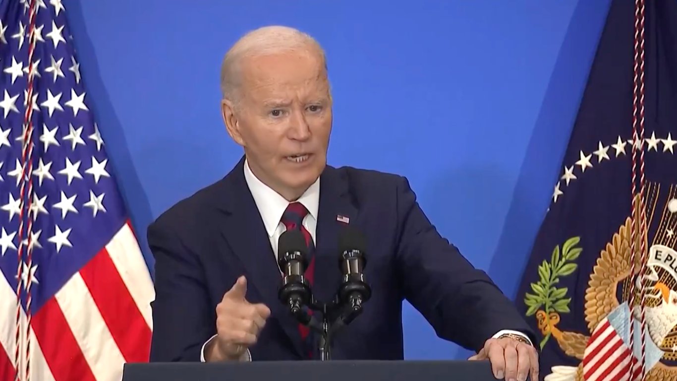 Biden insta a la reforma de armas en el aniversario de Sandy Hook en medio de la creciente violencia y división.