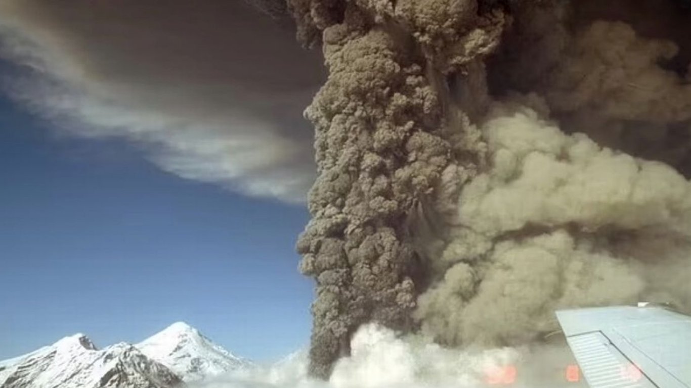 Los residentes de Anchorage se preparan para una erupción volcánica en medio de compras de pánico e incertidumbre.