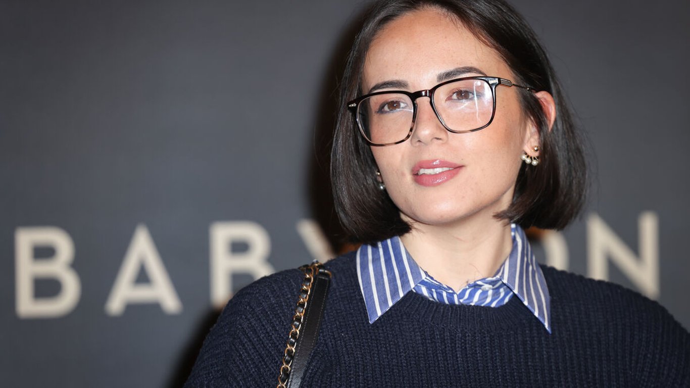 Agathe Auproux anuncia un embarazo alegre, abrazando un nuevo capítulo con humor y amor.