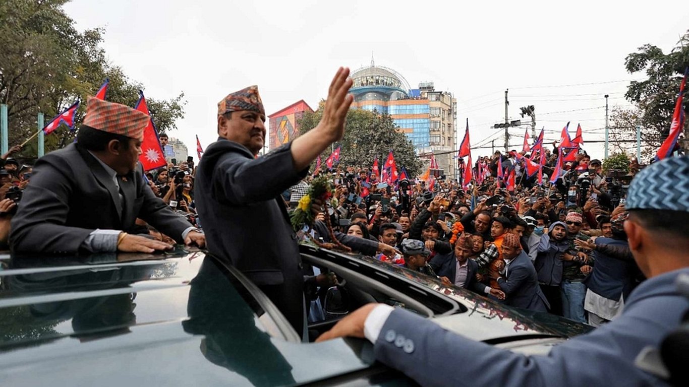 El resurgimiento de Gyanendra despierta el debate: ¿Podría Nepal regresar a la monarquía en medio del caos político?