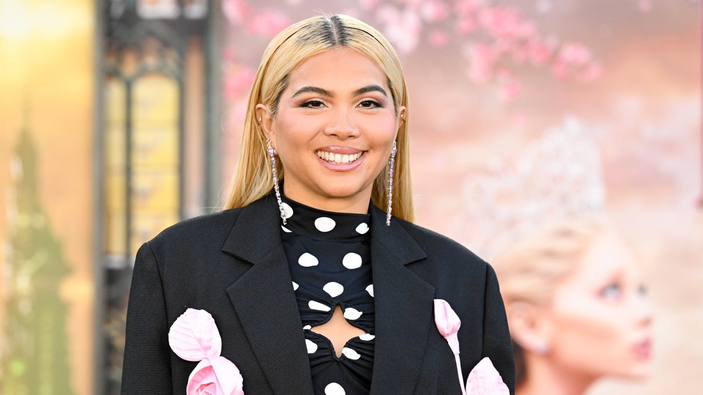Hayley Kiyoko celebra su debut como directora con la adaptación cinematográfica de "Girls Like Girls".