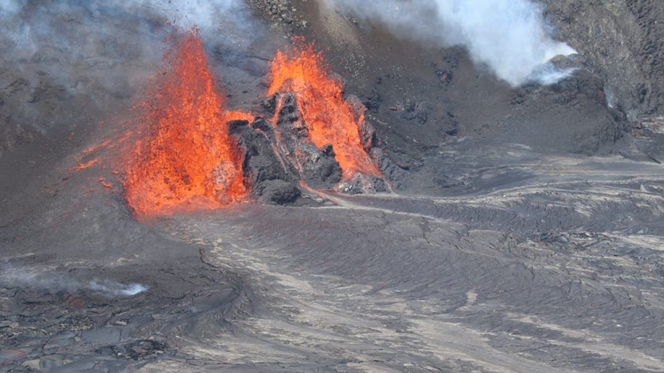 Terremotos en la Gran Isla sacuden Hawái mientras Kilauea erupciona; residentes se mantienen alerta por réplicas.