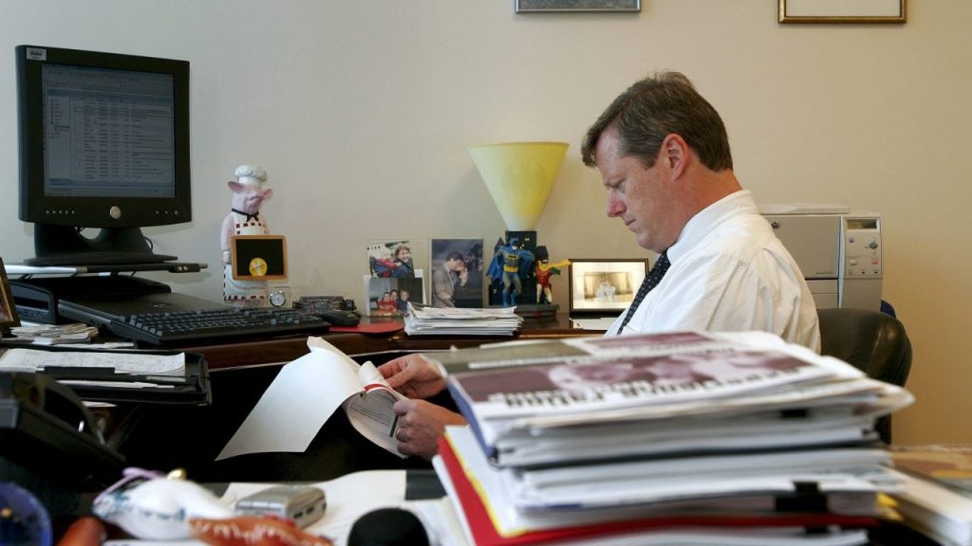 El papel de Charlie Baker en UnitedHealth genera preguntas en medio del enfoque de la NCAA en el bienestar de los atletas.