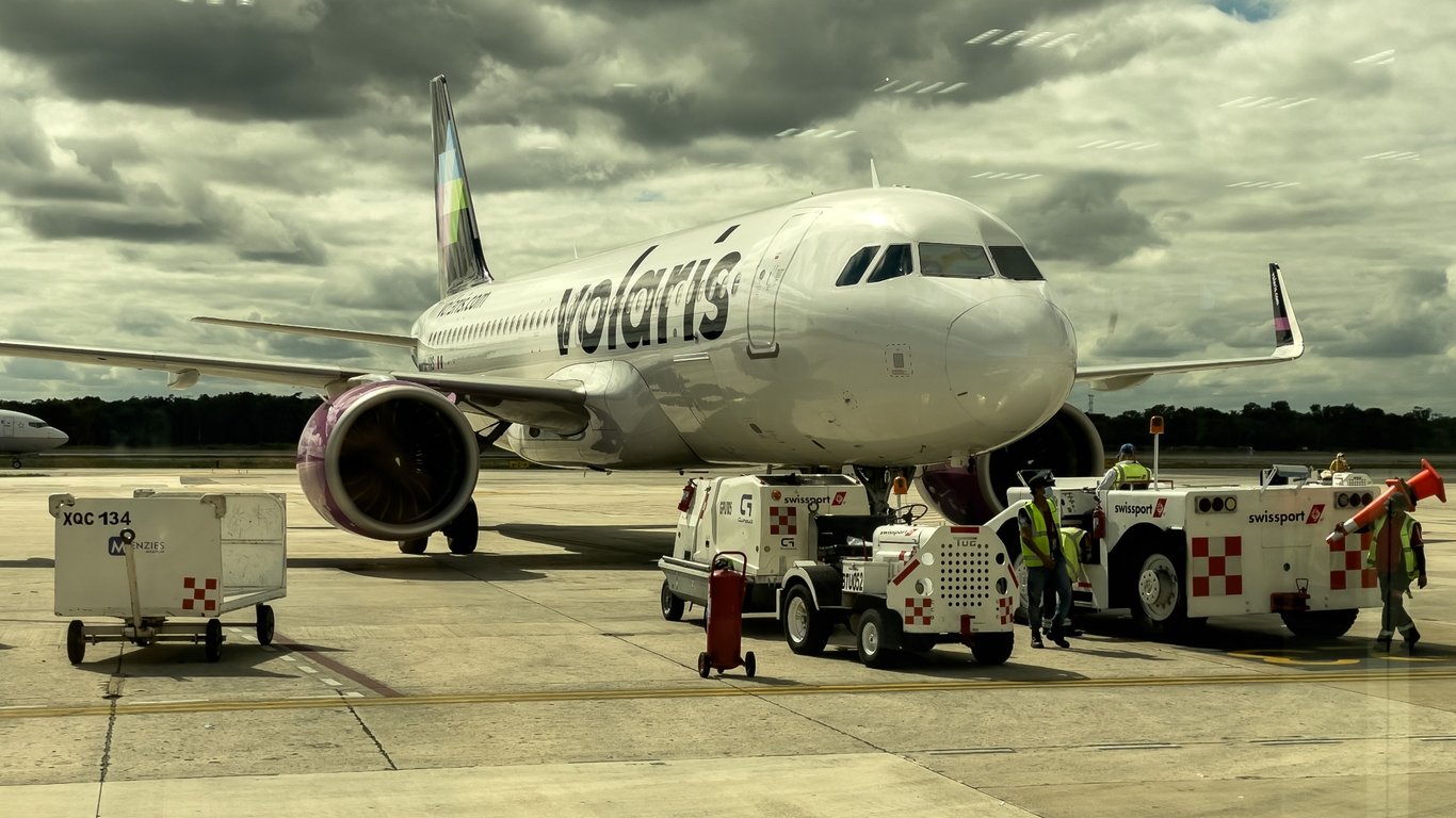 Pasajero Intenta Secuestrar Vuelo de Volaris, Tripulación Evita Crisis con Rápida Acción.