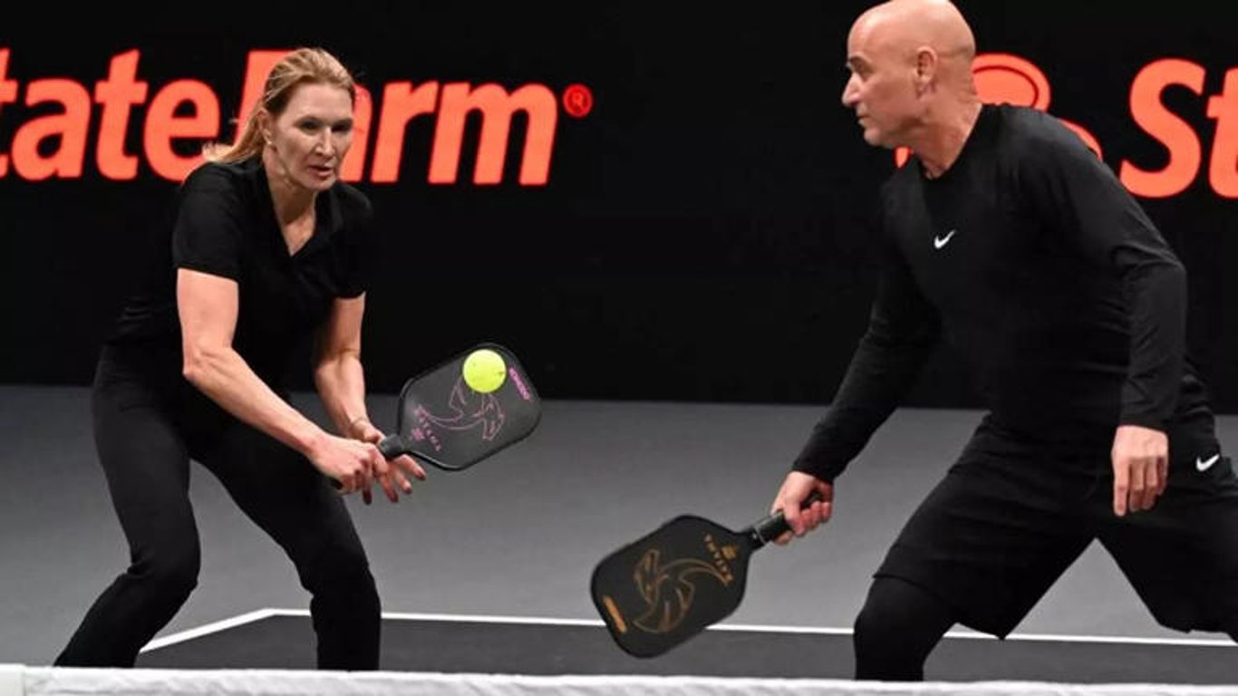 El pickleball toma el centro del escenario mientras las leyendas del tenis Agassi y Graf se unen a la diversión.