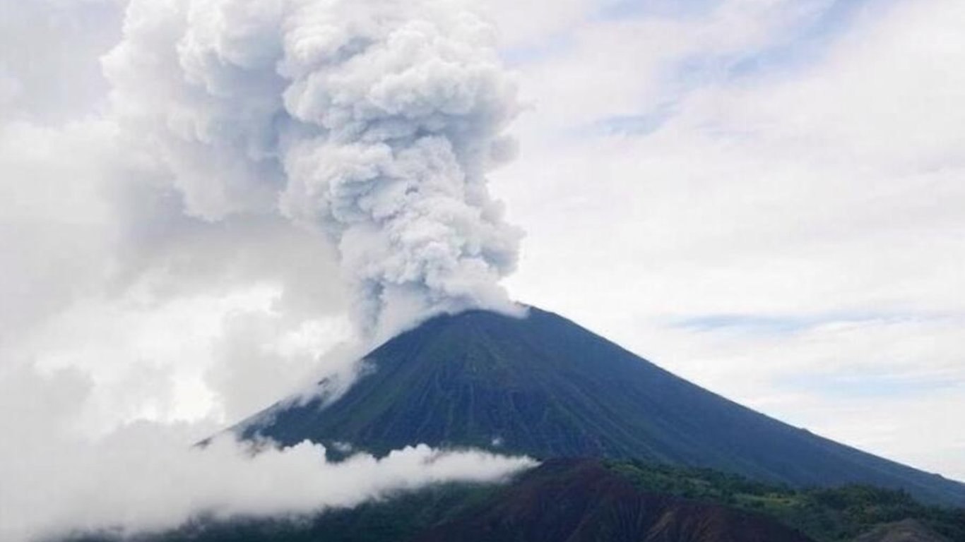 Los viajeros en Bali enfrentan interrupciones mientras el monte Lewotobi Laki-Laki erupciona de manera amenazante.