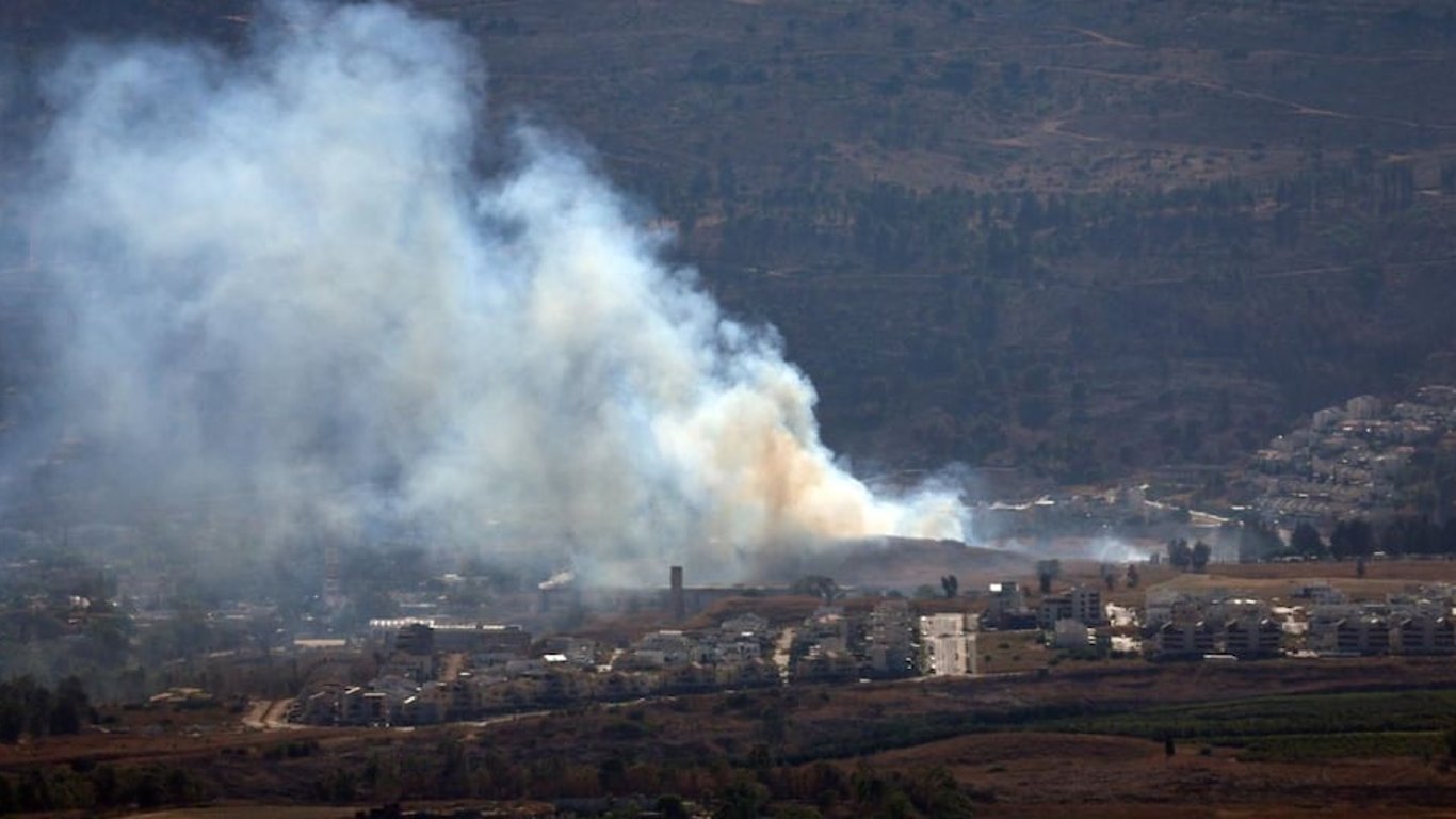 Hezbolá lanza más de 200 proyectiles contra Israel: escalada de violencia amenaza con guerra abierta. Mediar es urgente.