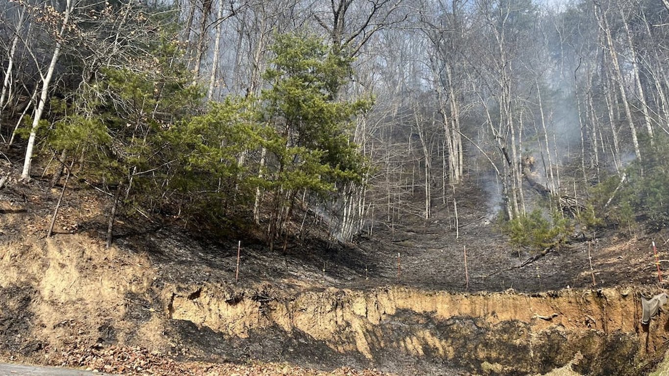 Incendio forestal cerca de Pigeon Forge provoca evacuaciones mientras los equipos trabajan para contener las llamas.