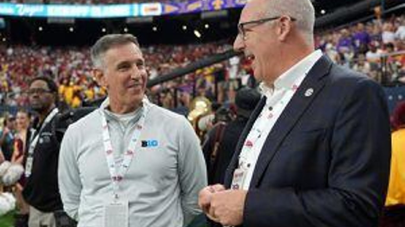 Aprovechamiento de poder en el fútbol universitario: Los planes de Big Ten y SEC amenazan la equidad y la tradición.