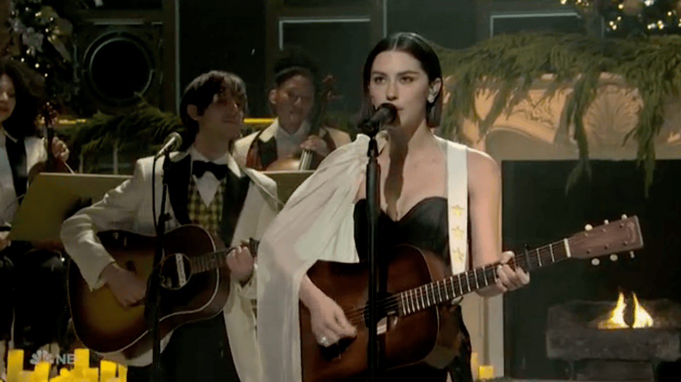 Gracie Abrams brilla en su debut en SNL, mostrando nuevas canciones y crecimiento artístico.