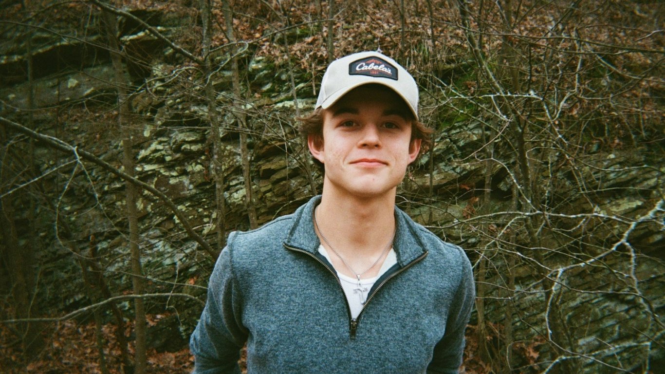 El talento juvenil Waylon Wyatt combina el espíritu joven y las raíces del red dirt en la música country.