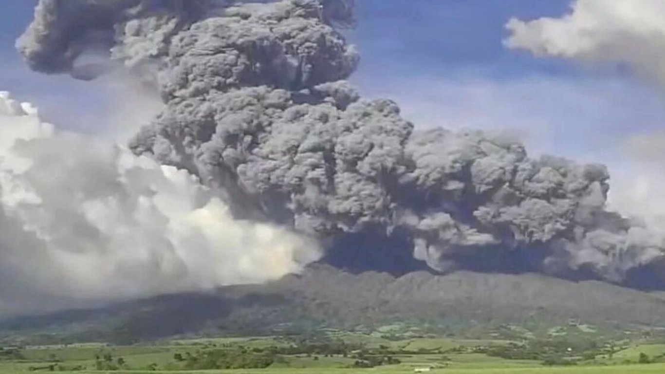 El Monte Kanlaon Erupta, 87,000 Evacuados en Respuesta Urgente a Desastre Natural.