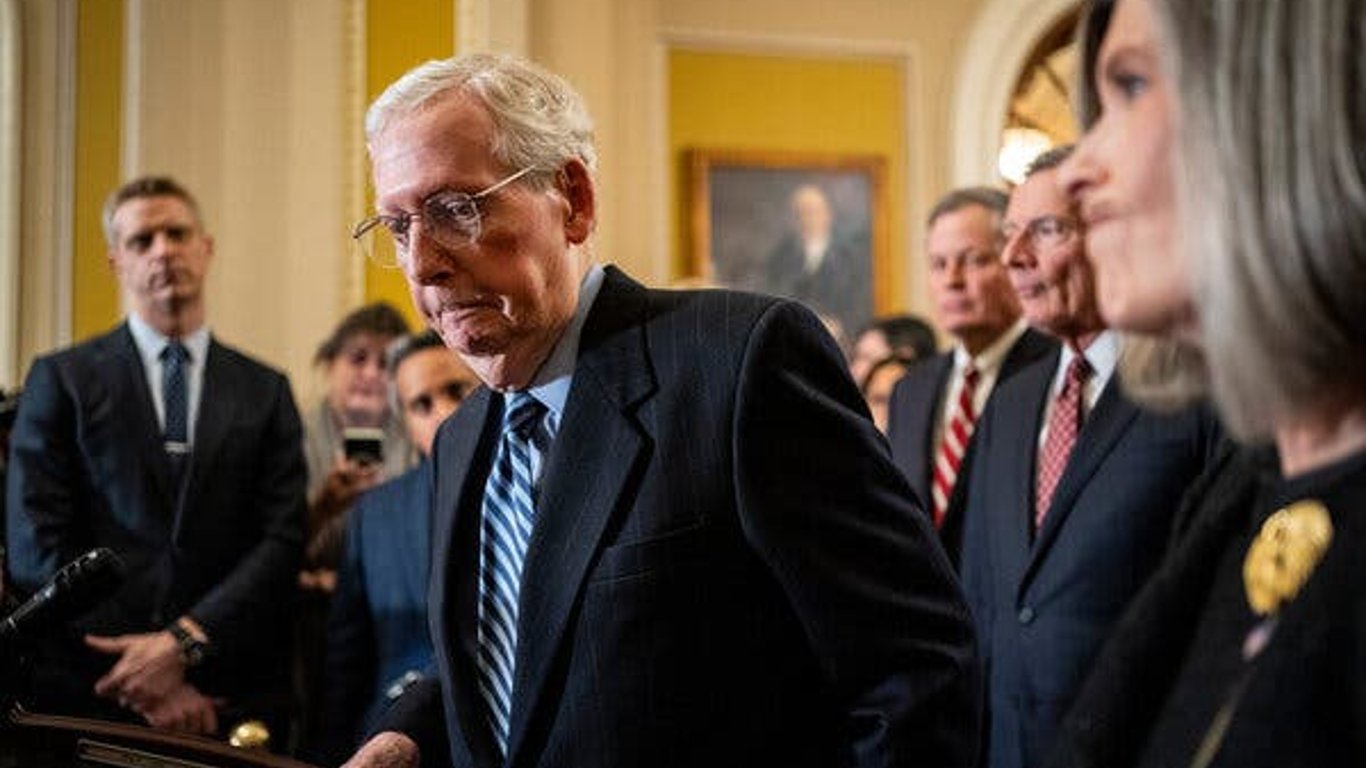 La caída de McConnell genera preocupaciones de salud mientras se prepara para pasar el testigo de liderazgo.
