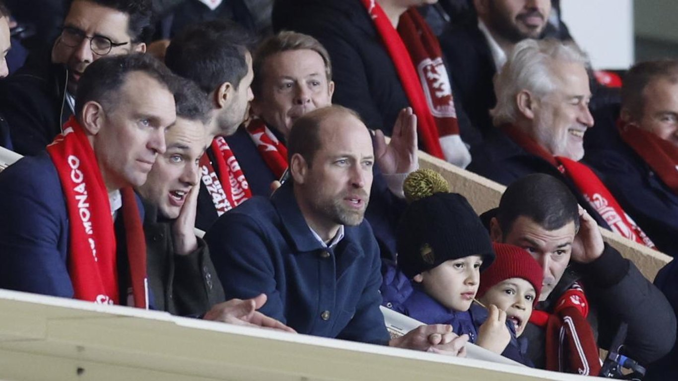 Fútbol y política se enfrentan en Villa Park durante la Champions League