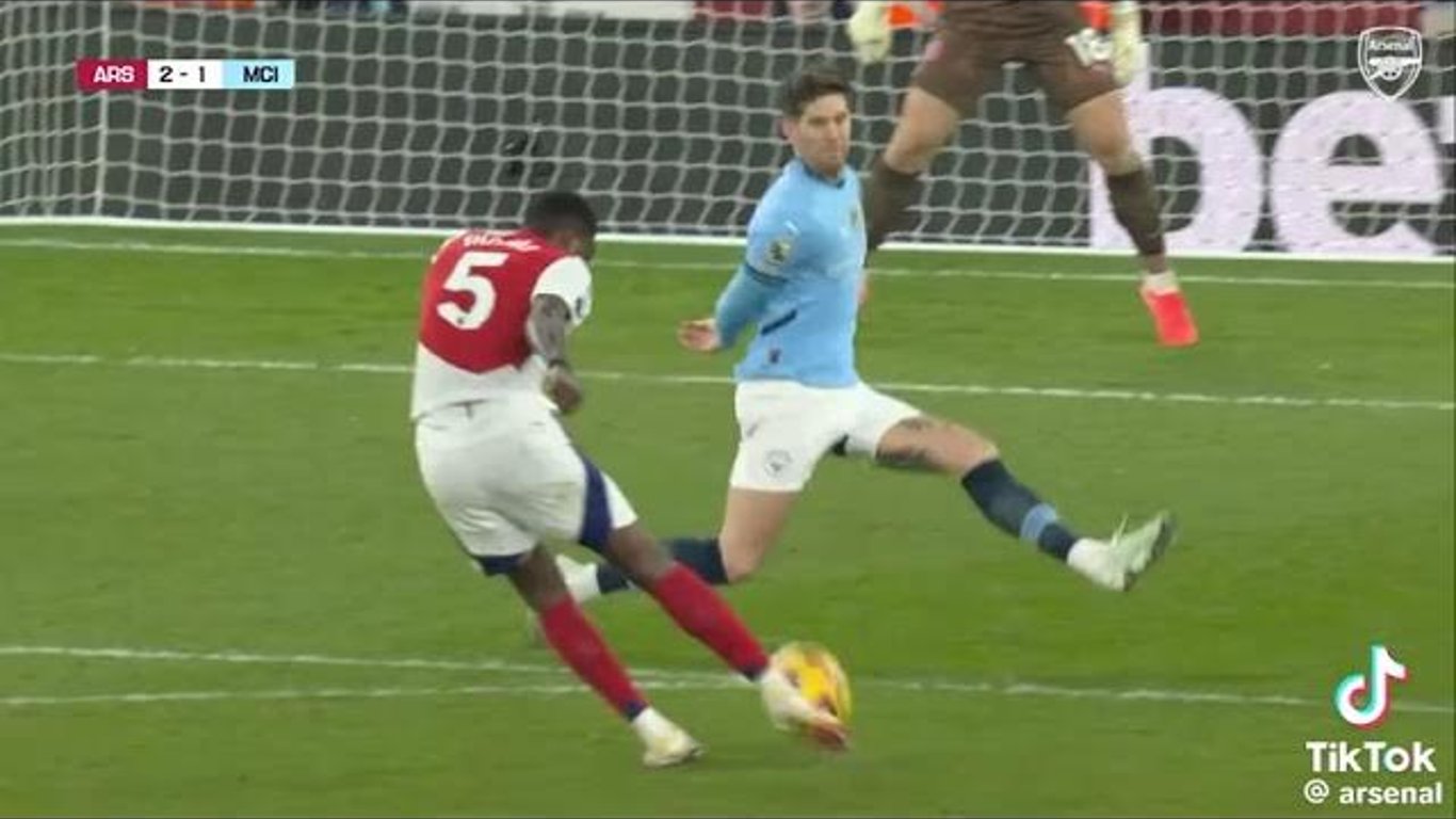 La defensa inspirada en el cricket de Stones: ¿innovación o responsabilidad en partidos cruciales?