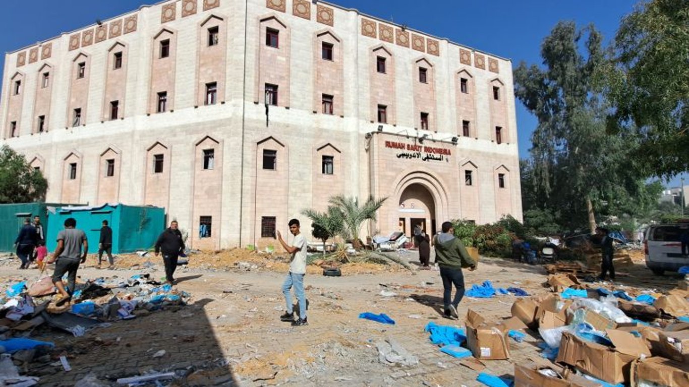 Las graves escaseces amenazan la vida de los pacientes heridos en un hospital del norte de Gaza.