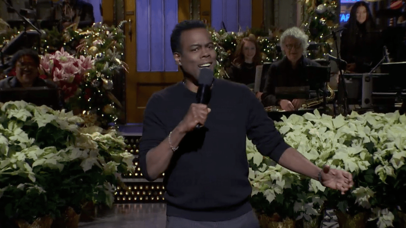 Chris Rock se burla de la política y la sociedad en su hilarante regreso a Saturday Night Live.