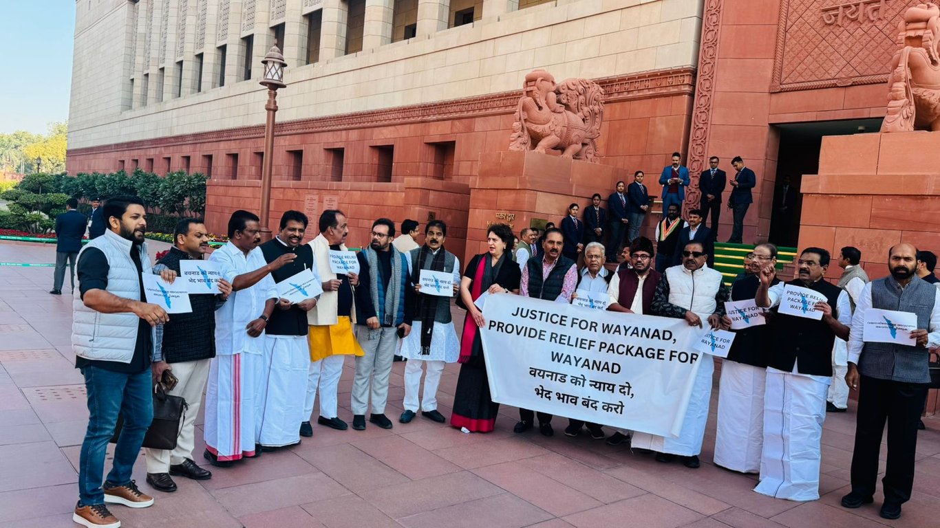 Los diputados de Kerala se manifiestan contra la demanda central de ayuda por desastres y exigen un trato justo.