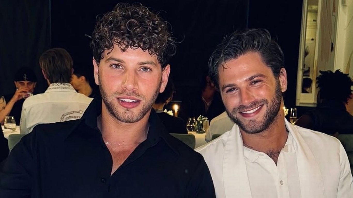 Eyal Booker aboga por la aceptación LGBTQ+ en un emotivo podcast con su hermano Tal.