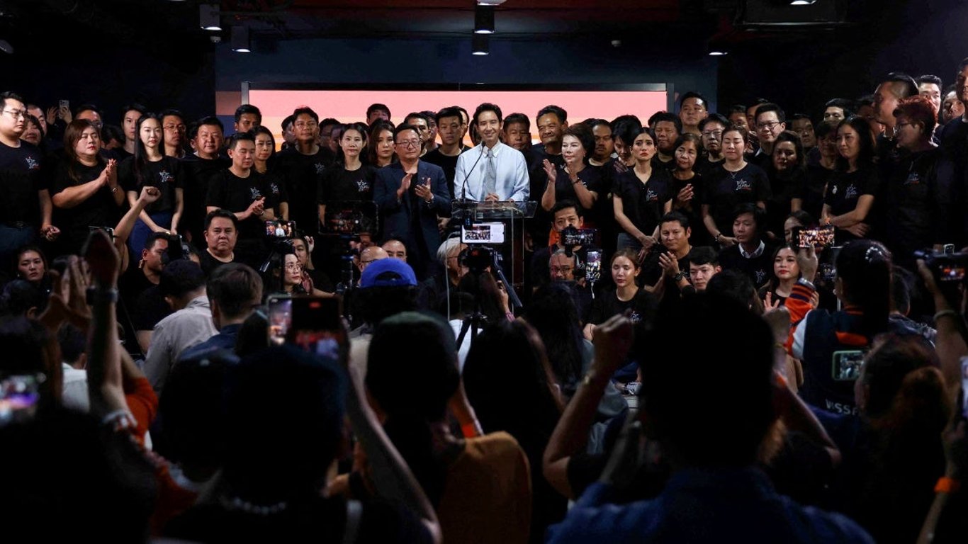 La crisis política de Tailandia se agudiza mientras 44 miembros de la oposición enfrentan una prohibición de por vida.