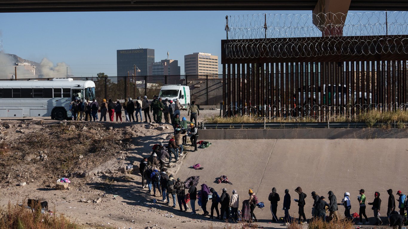 Aumento histórico de la inmigración desafía las políticas y el panorama político de EE. UU. de cara a 2024.