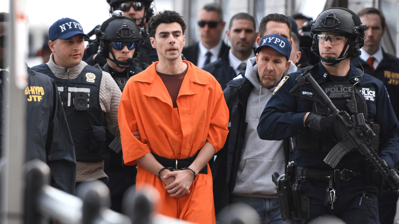 El sospechoso de asesinato de alto perfil, Luigi Mangione, llega a Manhattan bajo estricta seguridad.