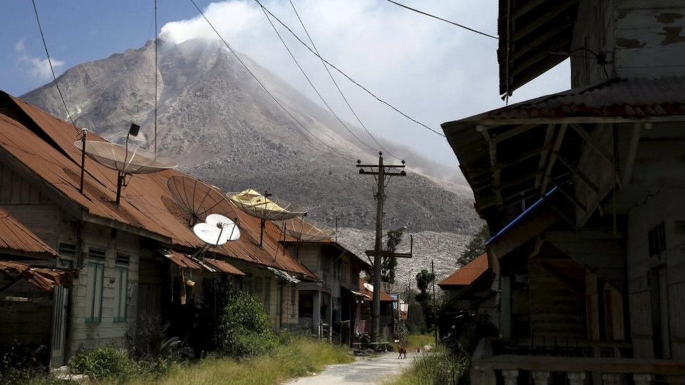 Furia Volcánica en Berastagi: Agricultores Locales Enfrentan la Ira de la Naturaleza con un Espíritu Inquebrantable.