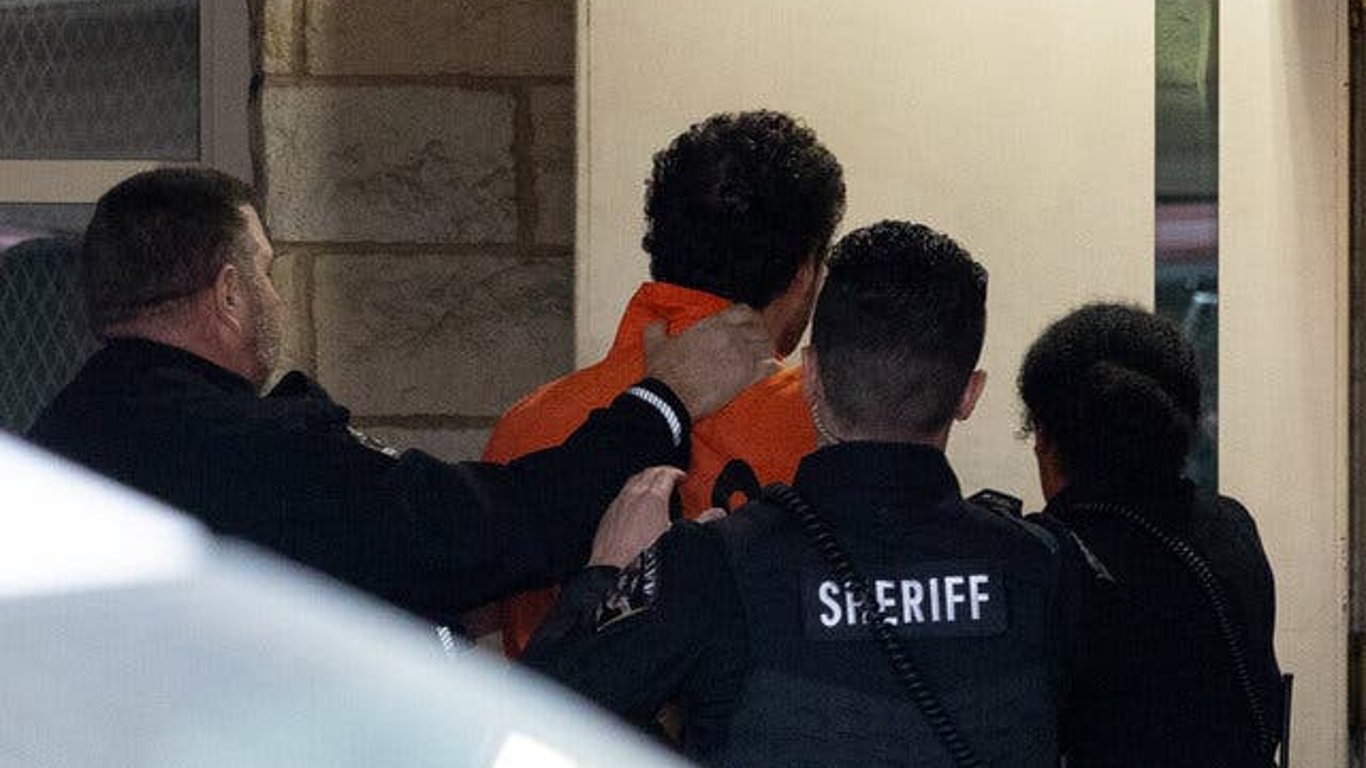 El caso de asesinato del CEO de salud genera alarmas mientras el incendio forestal de Malibu obliga a evacuaciones.