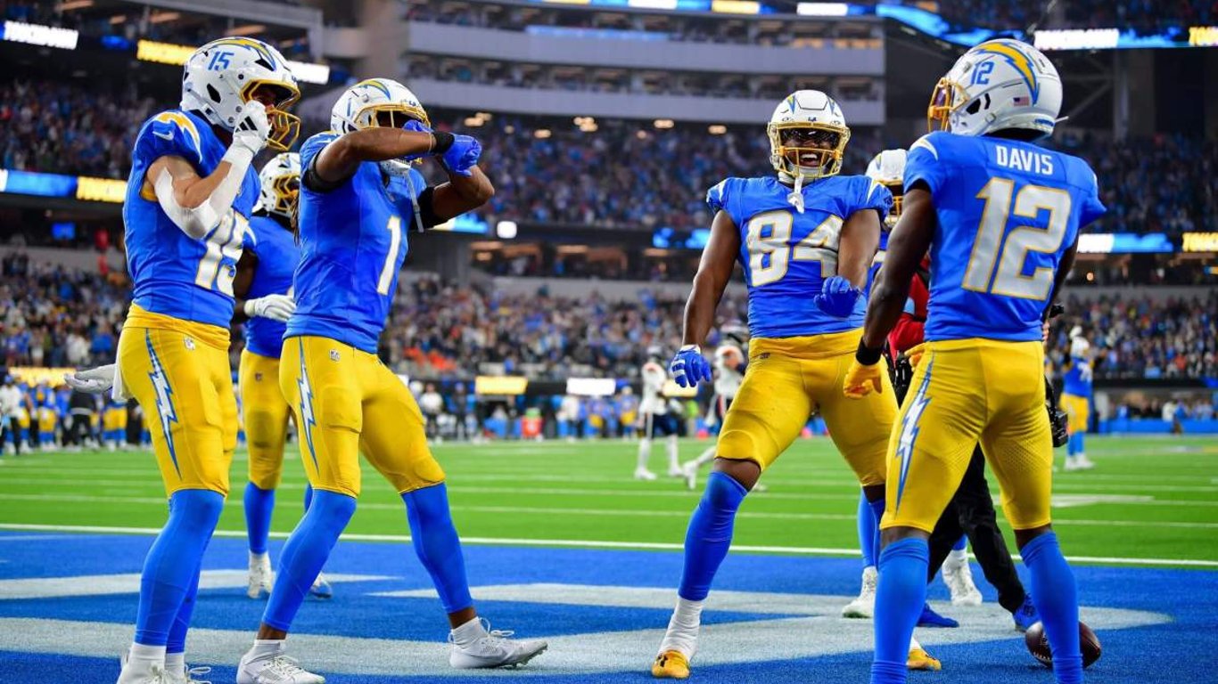 Los Chargers triunfan con un inusual despeje de recepción mientras la NFL y el fútbol universitario se intensifican.