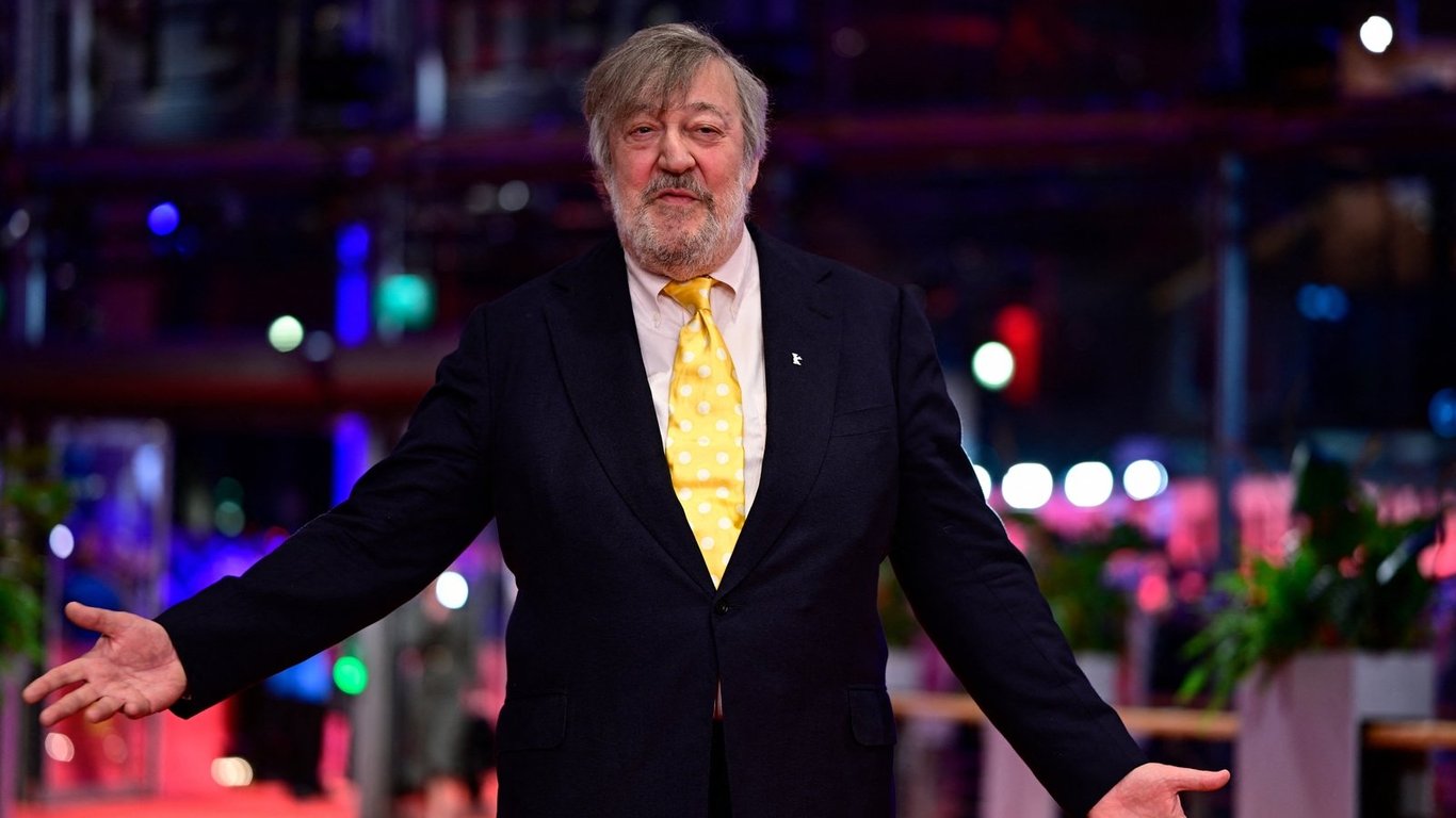 Stephen Fry gana £250,000 en "¿Quién quiere ser millonario?" para salud mental