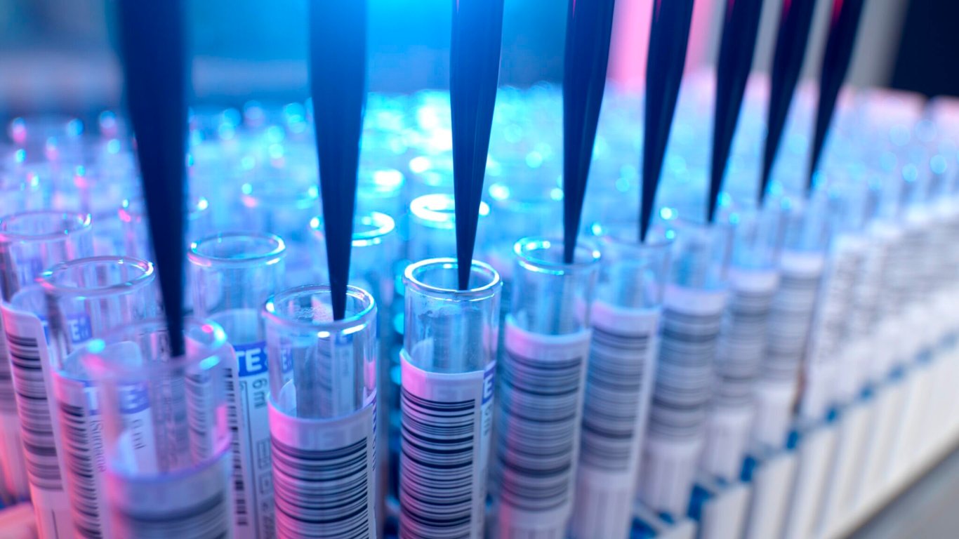 Recortes en la financiación del NIH generan clamor: las instituciones de investigación se preparan para el impacto en la innovación.