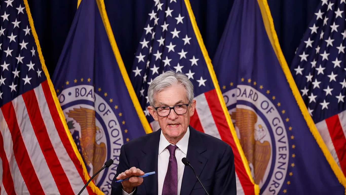 La Fed mantiene tipos de interés mientras la economía estadounidense enfrenta desafíos