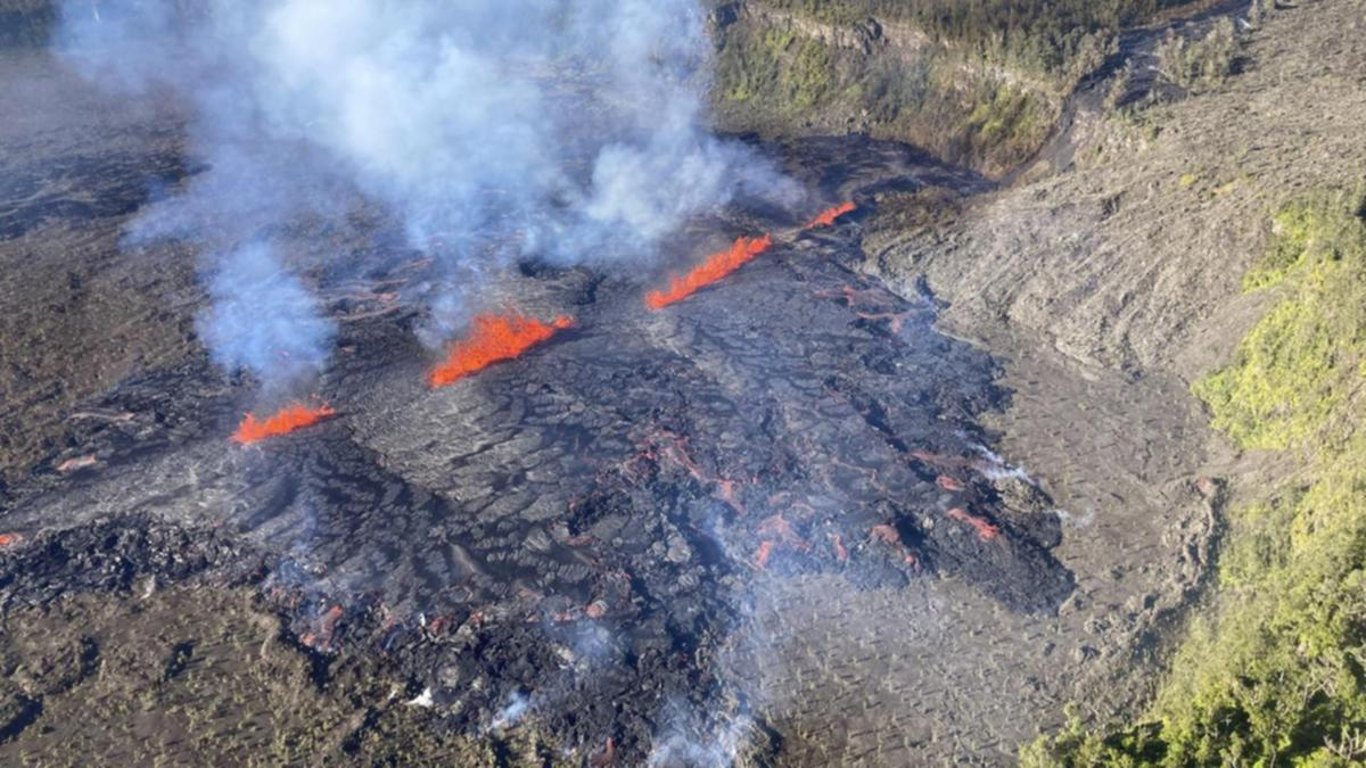 Kilauea erupciona nuevamente, enviando columnas de lava y generando preocupaciones sobre el smog volcánico.