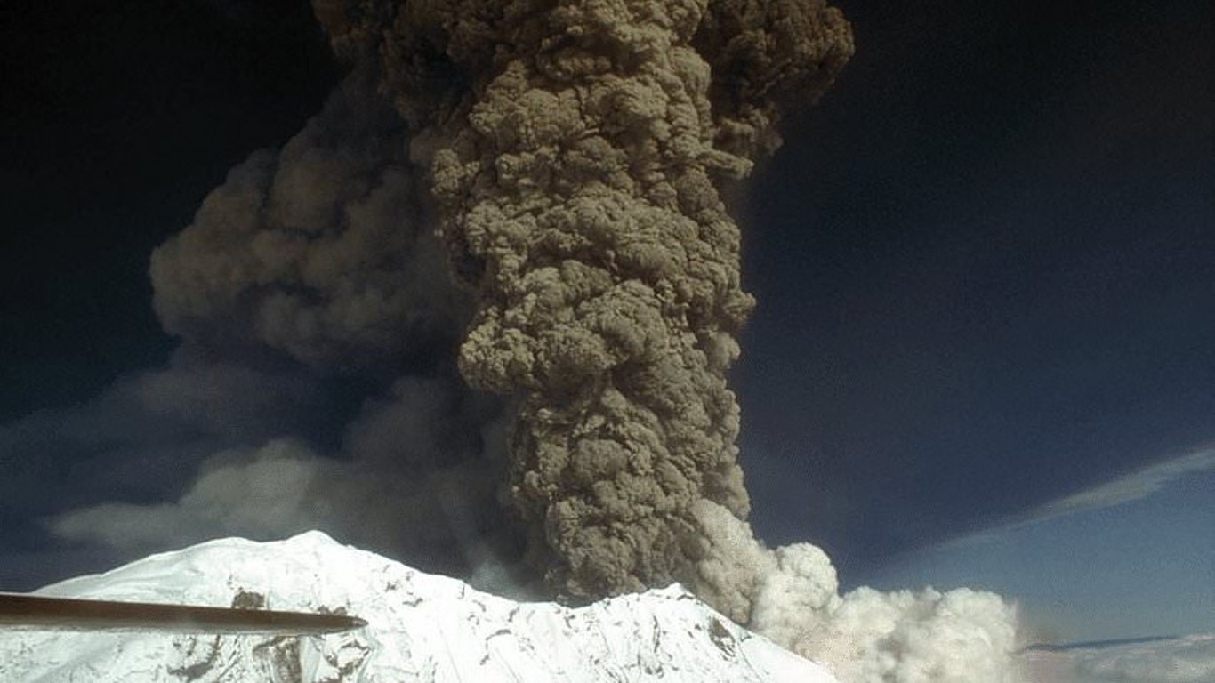 Los habitantes de Alaska almacenan suministros ante la amenaza de erupción del monte Spurr sobre Anchorage.