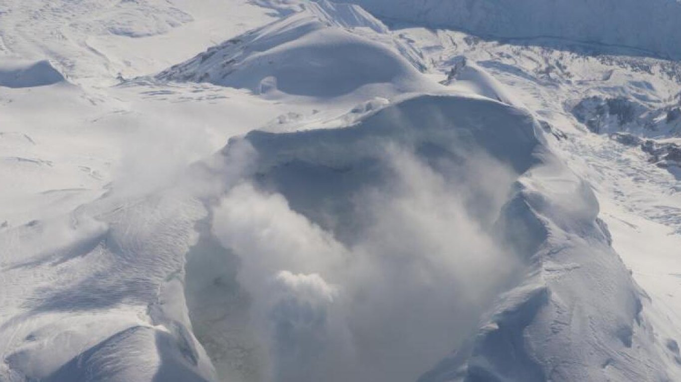 Aumenta el riesgo de erupción del Monte Spurr: se insta a los residentes de Anchorage a prepararse para la caída de ceniza.