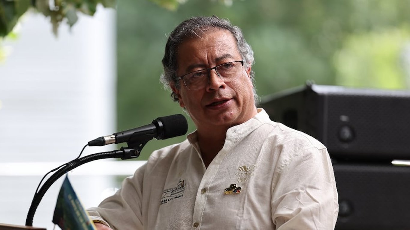 Gustavo Petro rechaza deportaciones de EE.UU. y defiende dignidad de migrantes