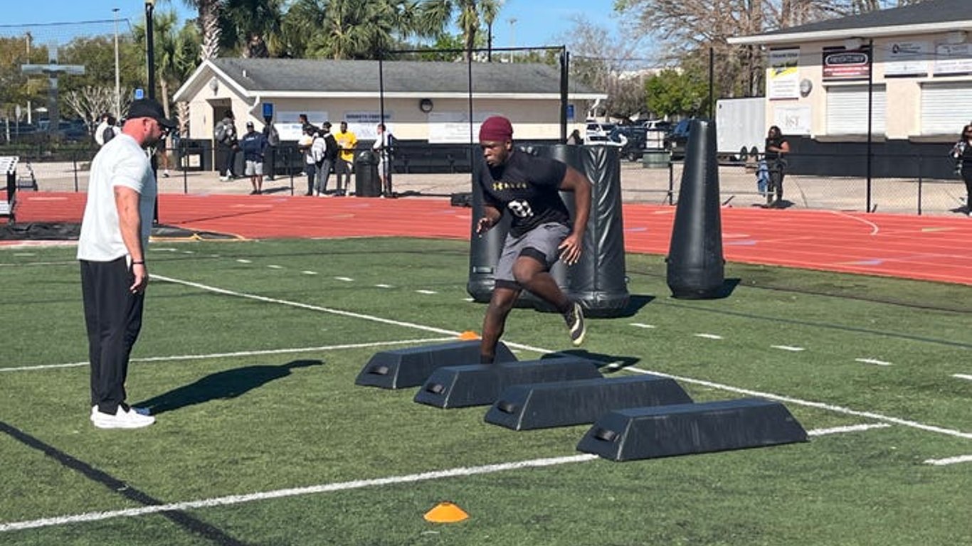 El Edge de Lucha de Elijah Golden: Un Cambio de Juego para el Mejor Liniero Defensivo en 2026