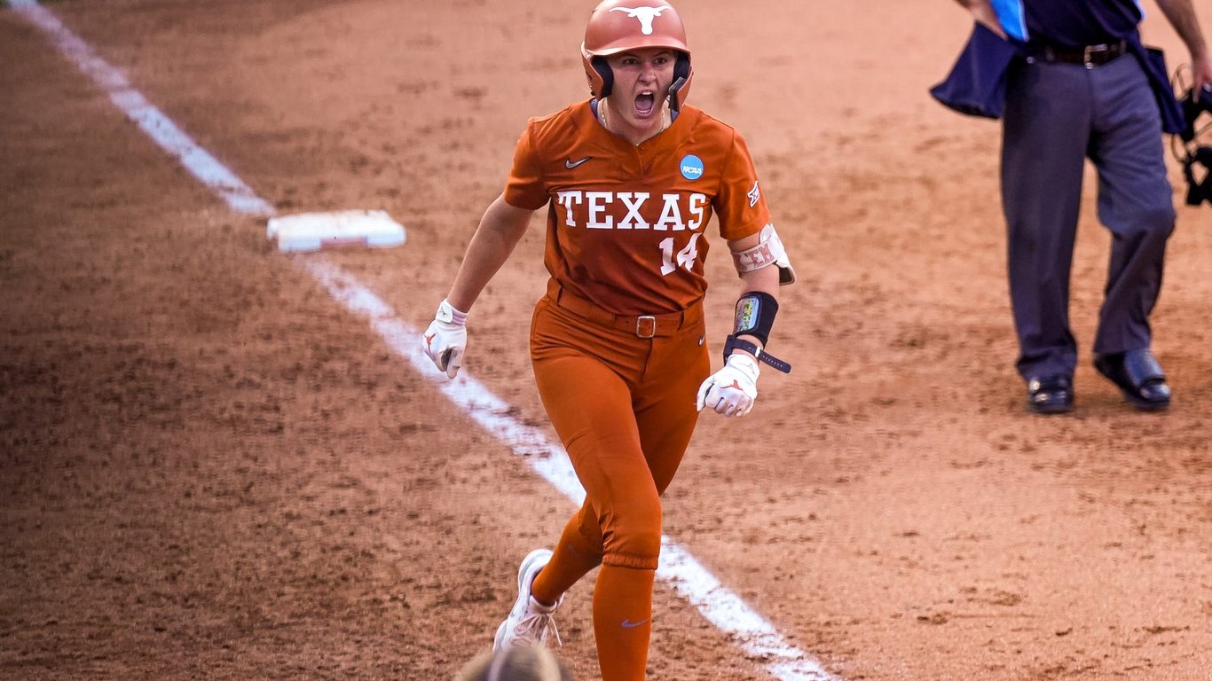 Texas y Florida lideran la carga en la emocionante temporada de softball universitario 2025 que se avecina.
