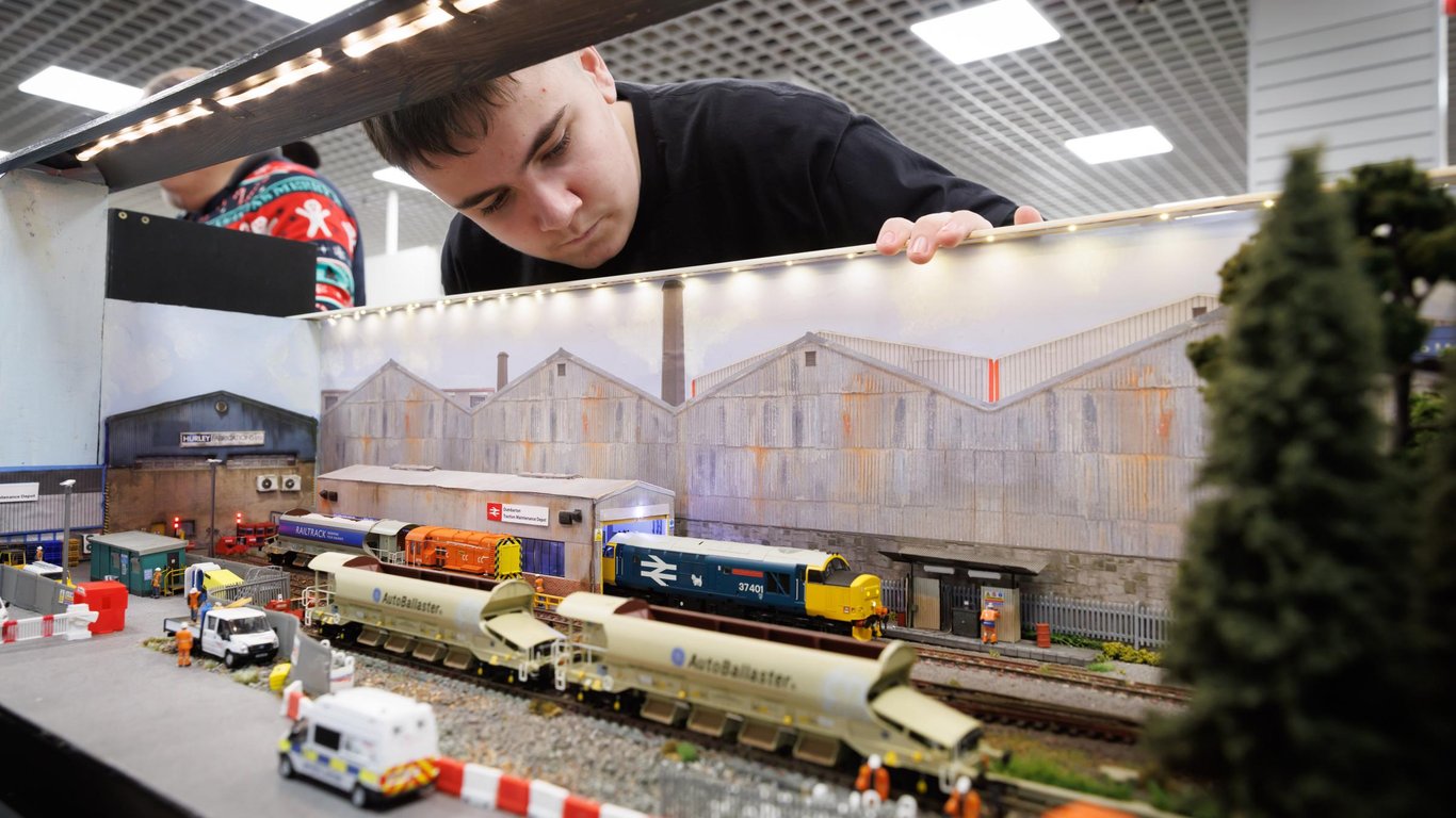 Modelo de trenes adolescente recibe el máximo honor en la exposición de Renfrewshire e inspira a la comunidad.
