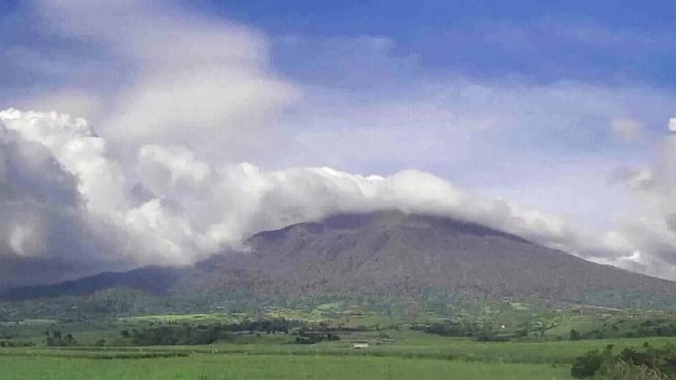 Evacuación masiva en Filipinas ante la erupción del monte Kanlaon, que amenaza a miles.