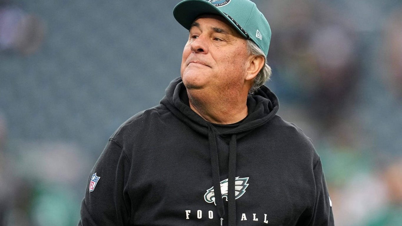 Vic Fangio Prosperó como Coordinador Defensivo de los Eagles, Uniendo Historia y Éxito.