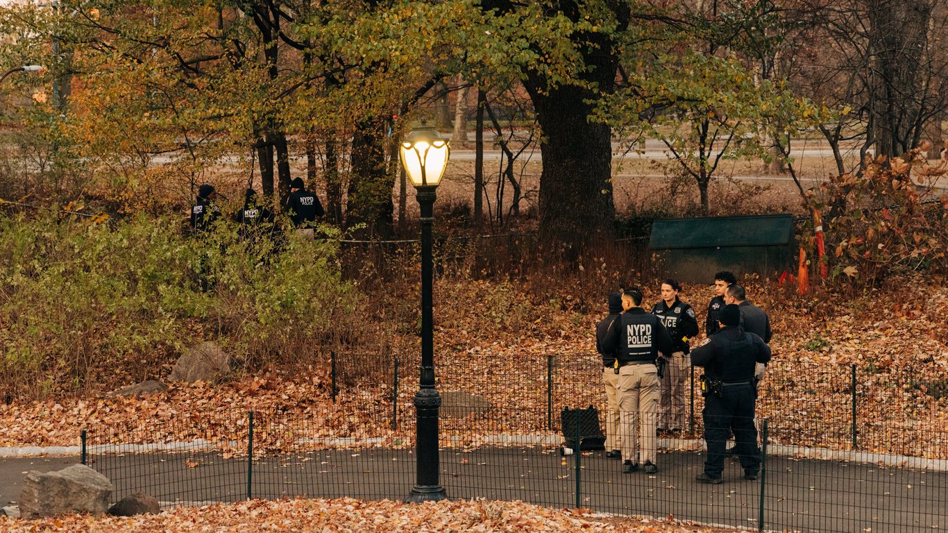 Investigadores de Nueva York buscan pistas en el impactante caso de asesinato del CEO de UnitedHealthcare.